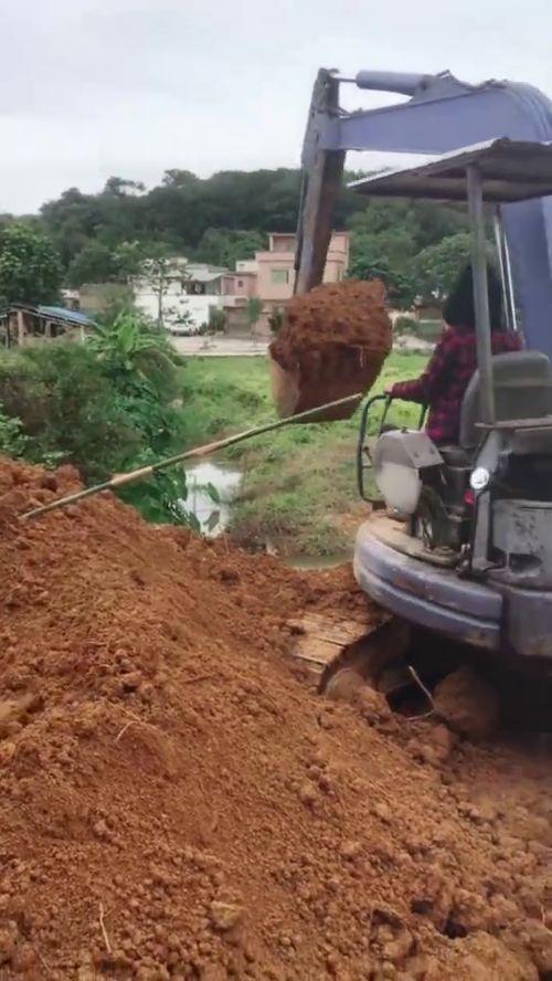 挖掘机新闻爆料视频播放,现场实况直击，揭秘行业最新动态